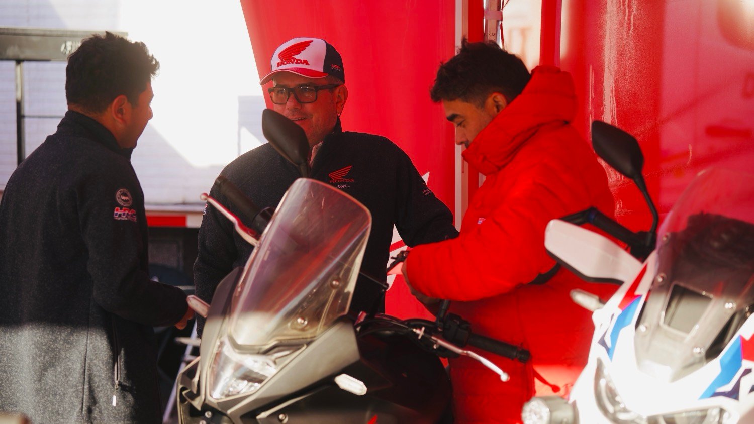 Equipo de EnduroPro con indumentaria oficial Honda en el taller